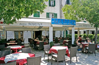 feriehus med basseng makarska kroatia restoran Marina