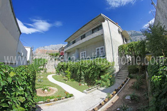 Cheap private accommodation in Makarska-Apartments Denis